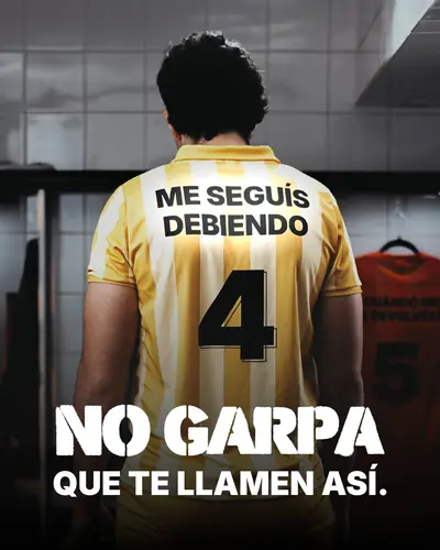 Pieza de la campaña: la camiseta de amarillo 4, camiseta que dice ME SEGUÍS DEBIENDO