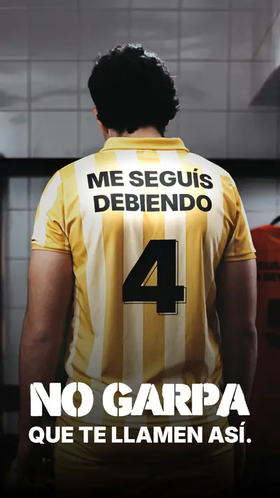 Pieza de la campaña: la camiseta de amarillo 4, camiseta que dice ME SEGUÍS DEBIENDO