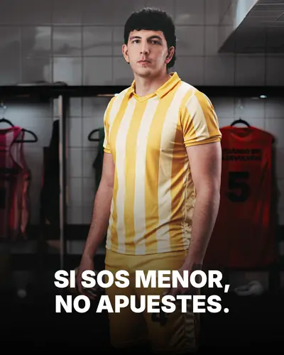 Pieza de la campaña: de frente de amarillo 4, camiseta que dice ME SEGUÍS DEBIENDO