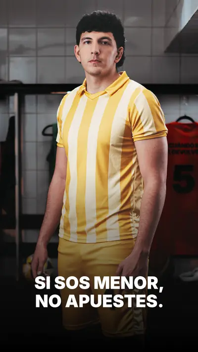 Pieza de la campaña: de frente de amarillo 4, camiseta que dice ME SEGUÍS DEBIENDO