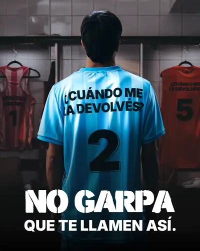 Pieza de la campaña: la camiseta de celeste 2, camiseta que dice ¿CUÁNDO ME LA DEVOLVÉS?