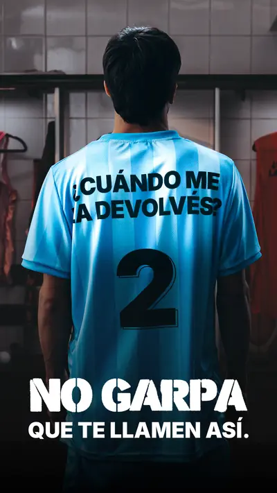 Pieza de la campaña: la camiseta de celeste 2, camiseta que dice ¿CUÁNDO ME LA DEVOLVÉS?