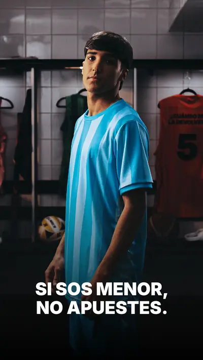 Pieza de la campaña: de frente de celeste 2, camiseta que dice ¿CUÁNDO ME LA DEVOLVÉS?