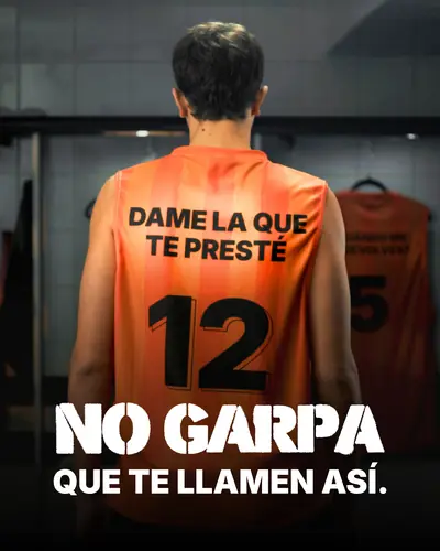 Pieza de la campaña: la camiseta de naranja 12, camiseta que dice DAME LA QUE TE PRESTÉ