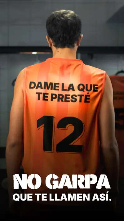 Pieza de la campaña: la camiseta de naranja 12, camiseta que dice DAME LA QUE TE PRESTÉ
