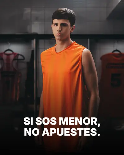 Pieza de la campaña: de frente de naranja 12, camiseta que dice DAME LA QUE TE PRESTÉ