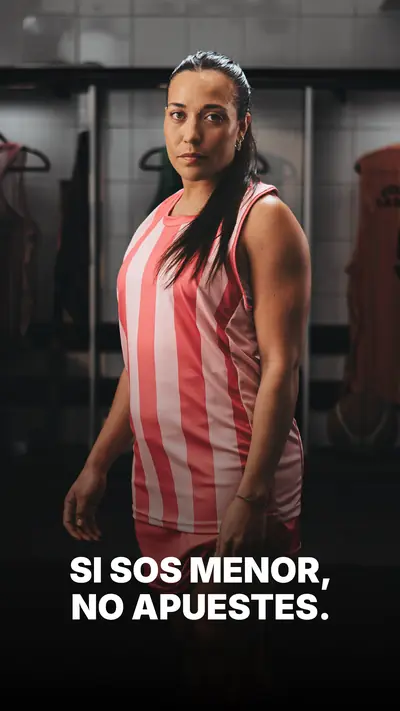 Pieza de la campaña: de frente de rosa 10, camiseta que dice DAME LA QUE TE PRESTÉ